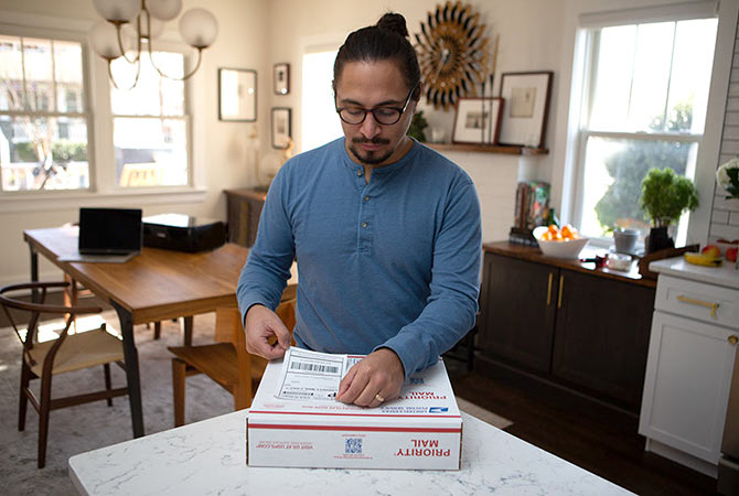 Person printing out a label to ship with Skiesfreight.